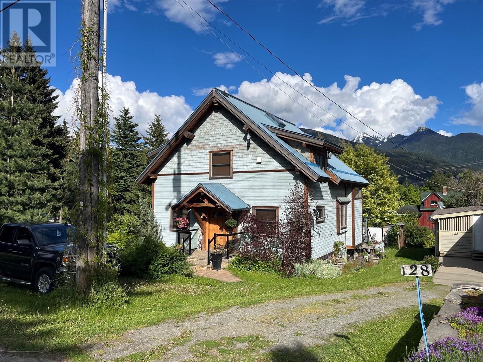 130 8th Street N, Kaslo