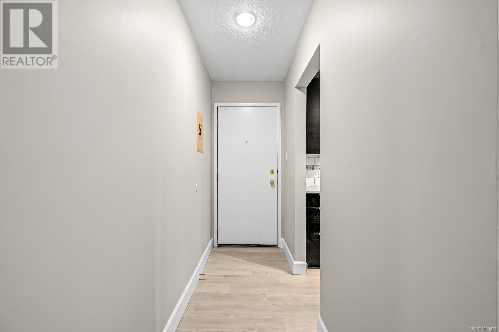 #211 175 CENTENNIAL DR - Image 2
