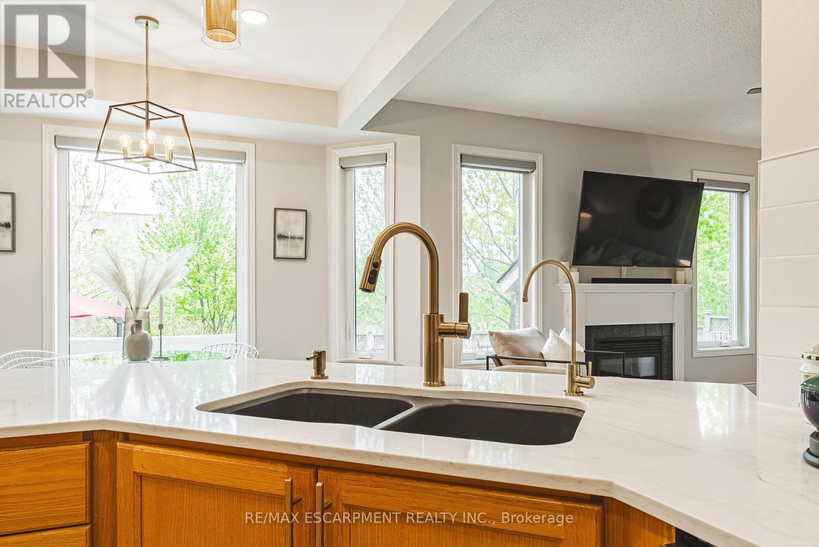 Photo 11 of 2170 Coldwater Street, Burlington ON