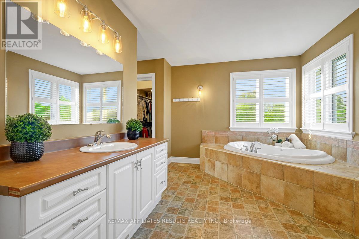 Photo 8 of 117 Scottwood Grove, Ottawa ON