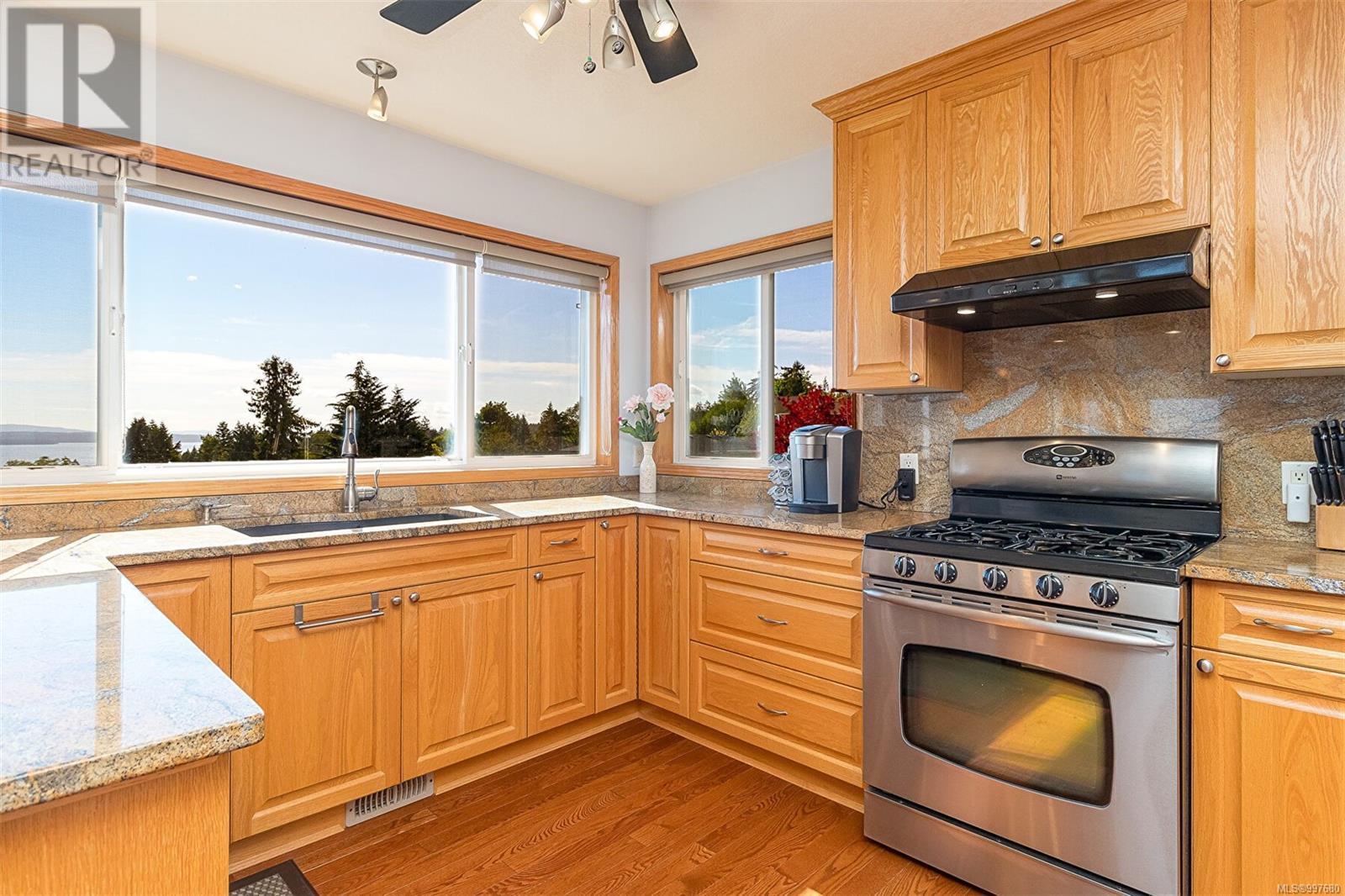 483 Hillview Ave, Ladysmith