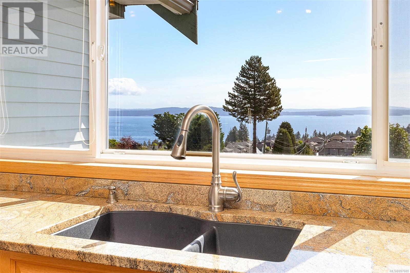 483 Hillview Ave, Ladysmith