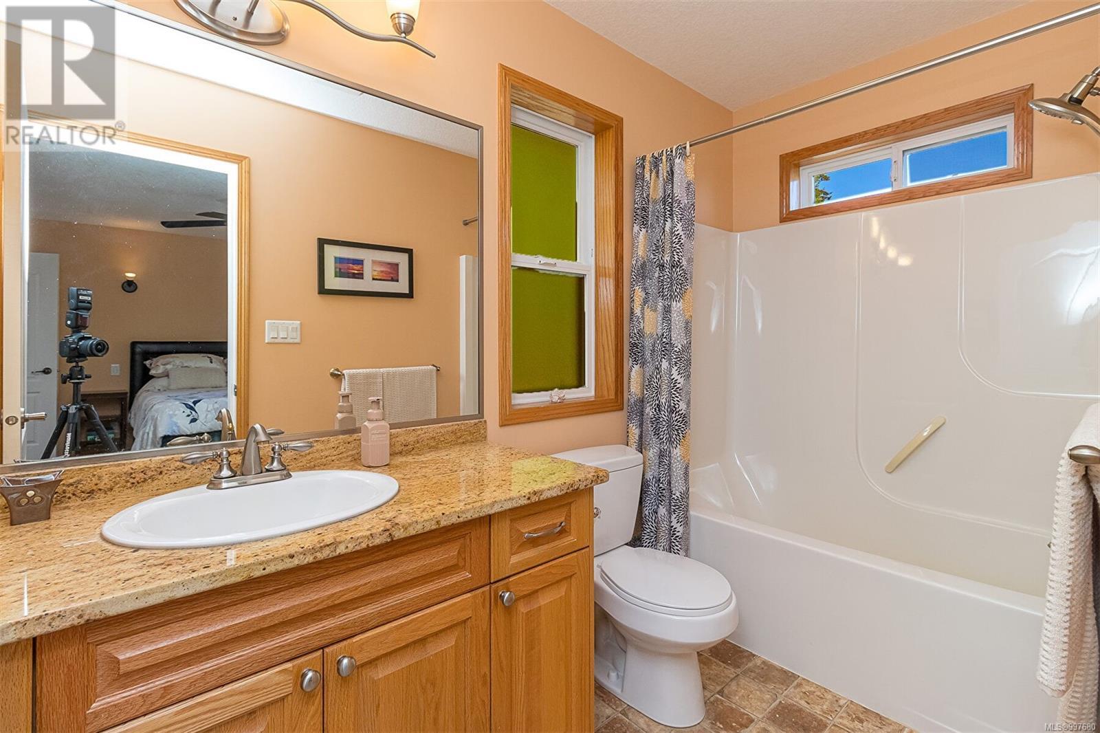 483 Hillview Ave, Ladysmith