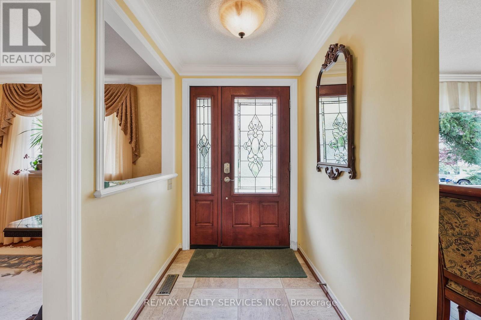 Photo 5 of 12 Pinetree Court, New Tecumseth ON