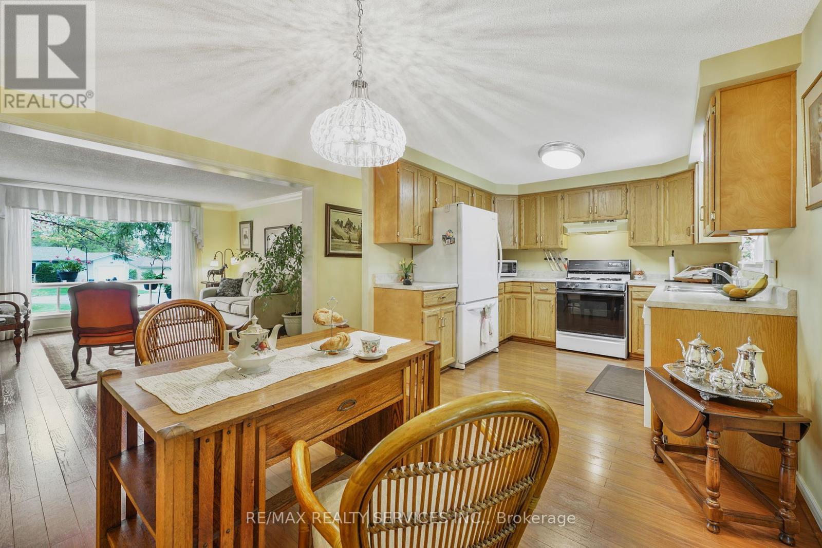 Photo 7 of 12 Pinetree Court, New Tecumseth ON