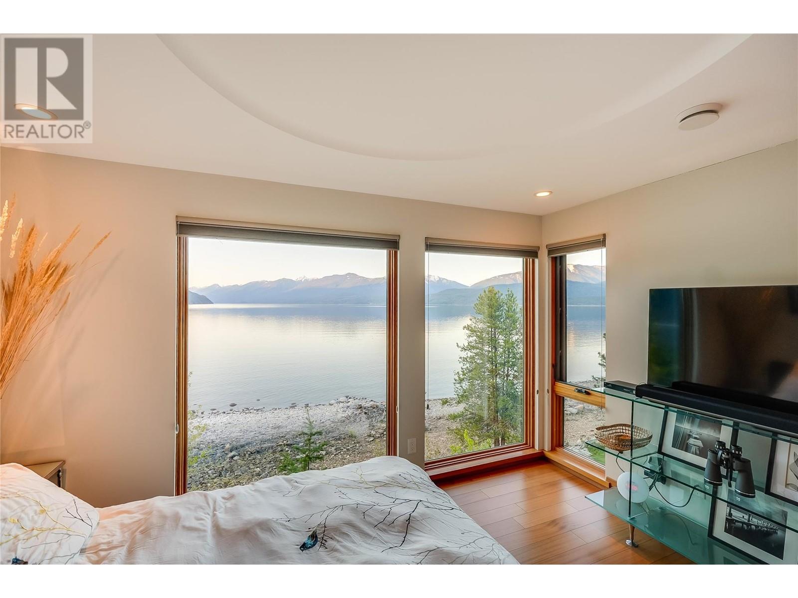 285 KOOTENAY LAKE Road, Procter