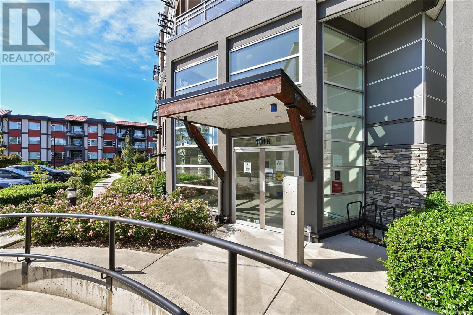 302 1016 Inverness Road, Saanich