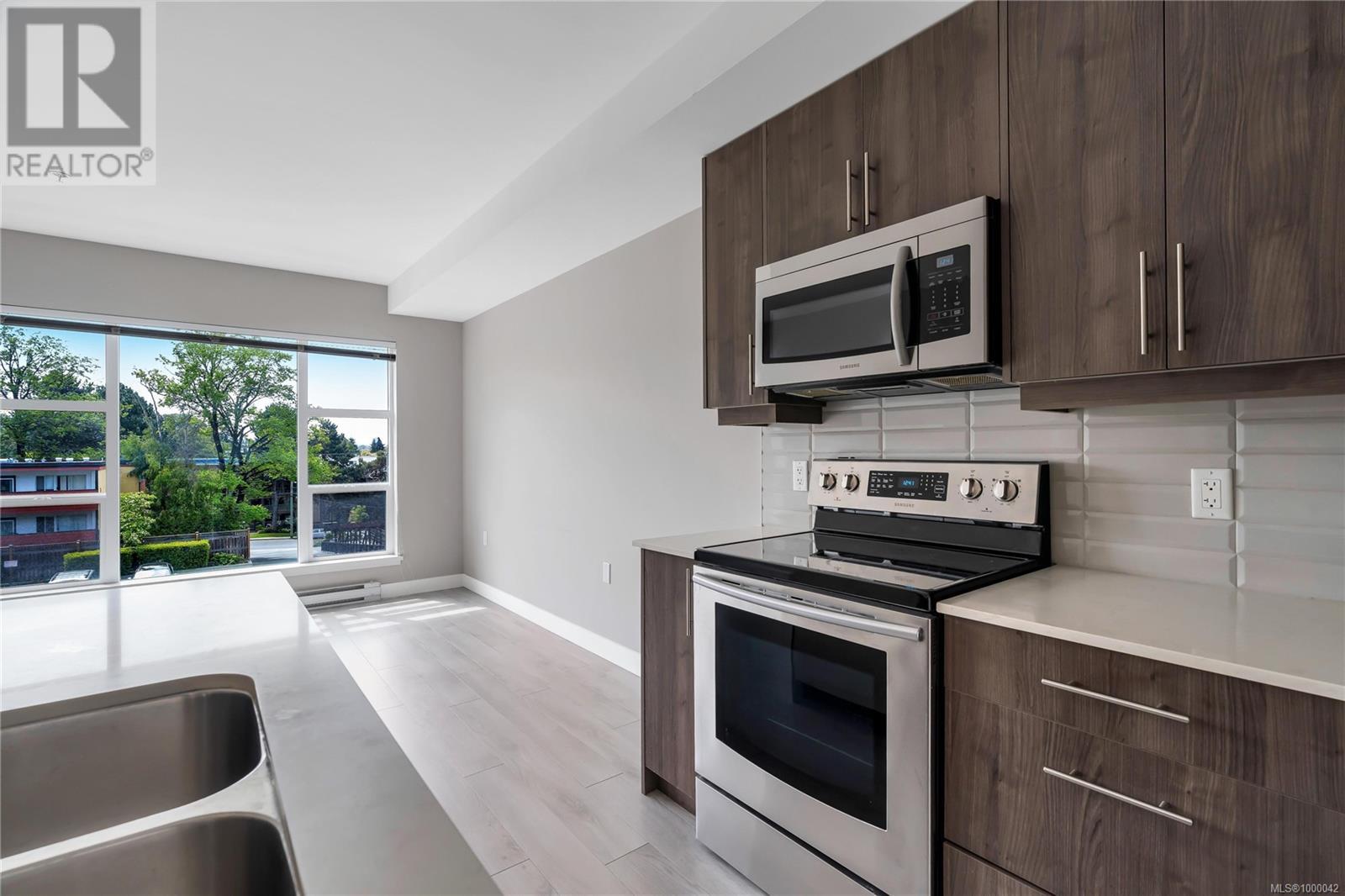 302 1016 Inverness Road, Saanich