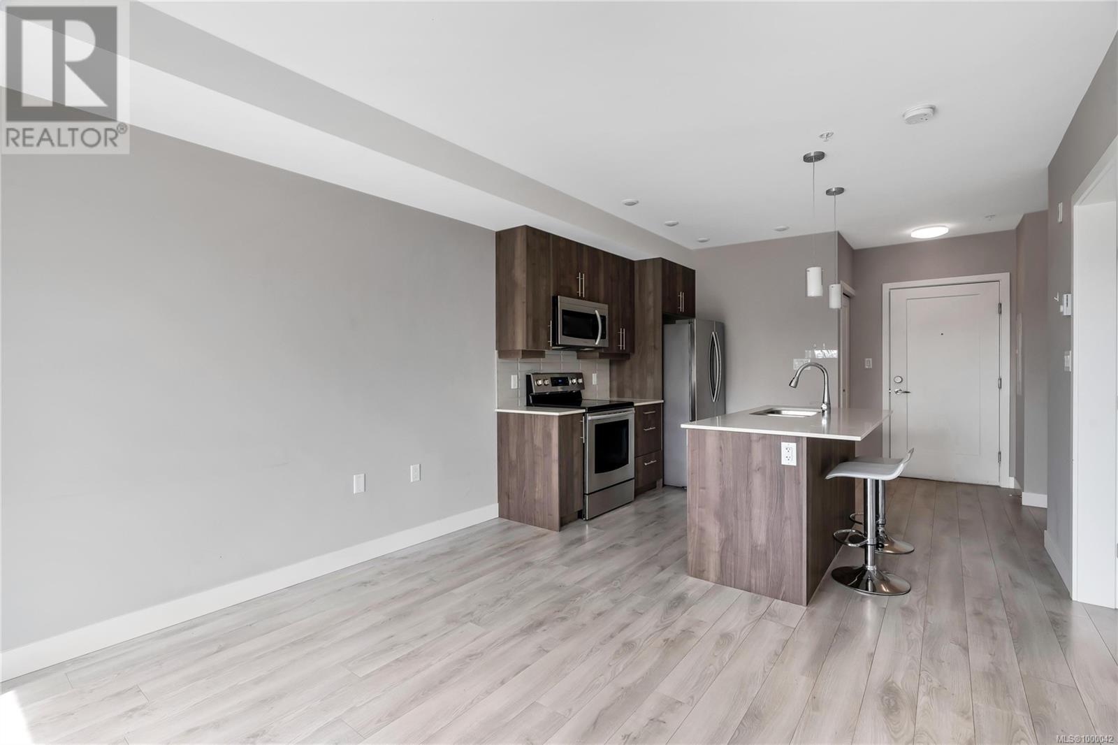 302 1016 Inverness Road, Saanich