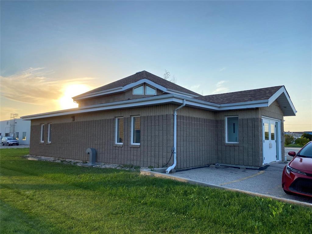 Photo 3 of 500 Dovercourt Drive, Winnipeg MB