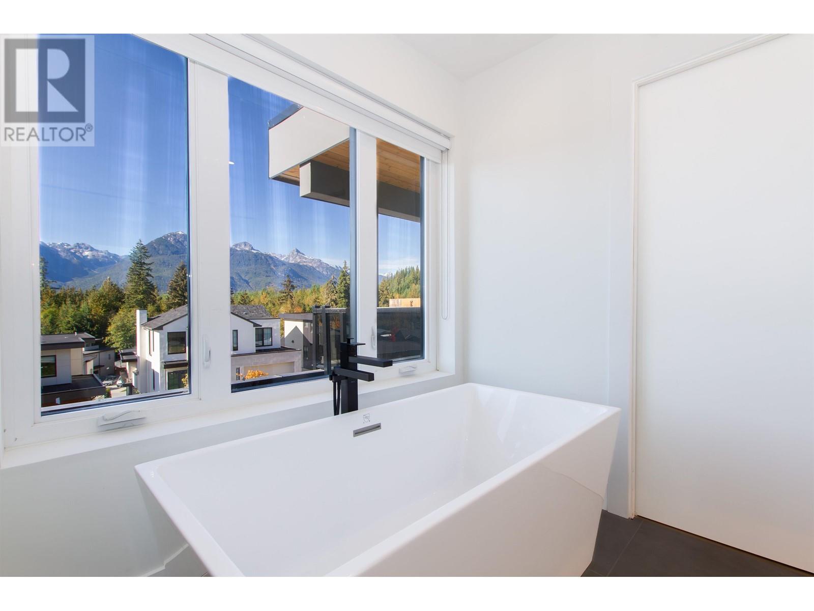 8 3385 MAMQUAM ROAD, Squamish