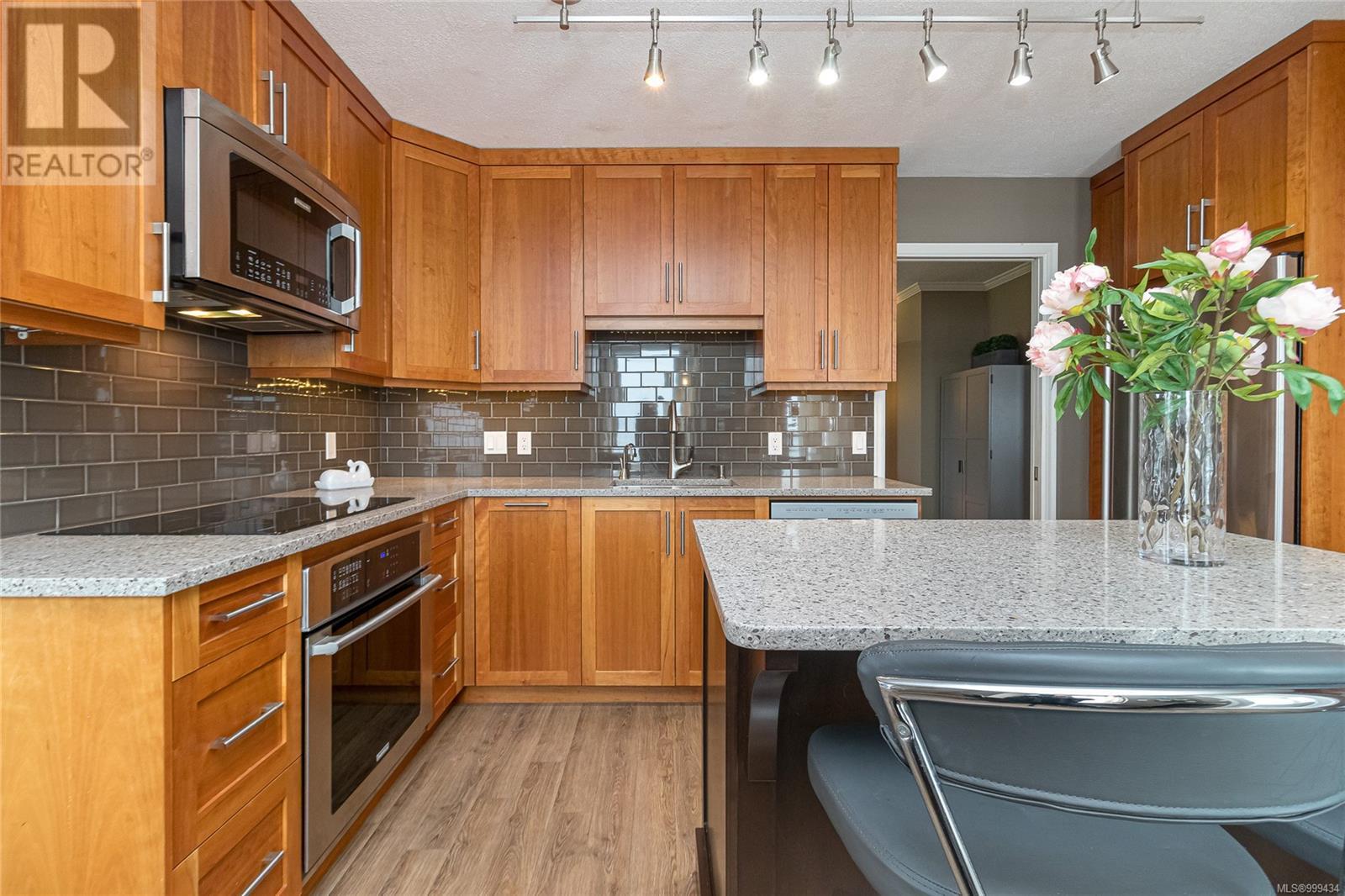 Photo 11 of 305 11 Cooperage Pl, Victoria BC