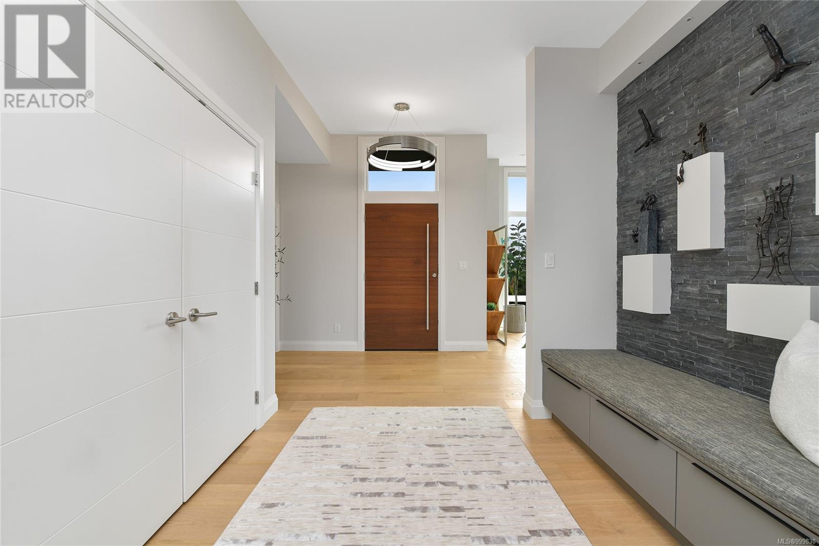 Photo 5 of 2324 Middowne Rd, Oak Bay BC