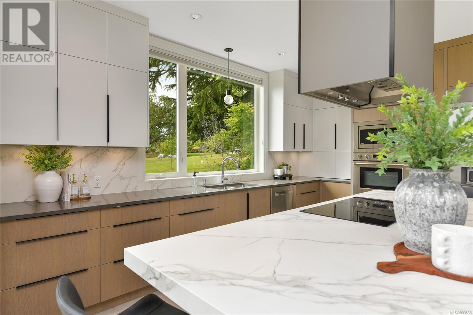 Photo 16 of 2324 Middowne Rd, Oak Bay BC