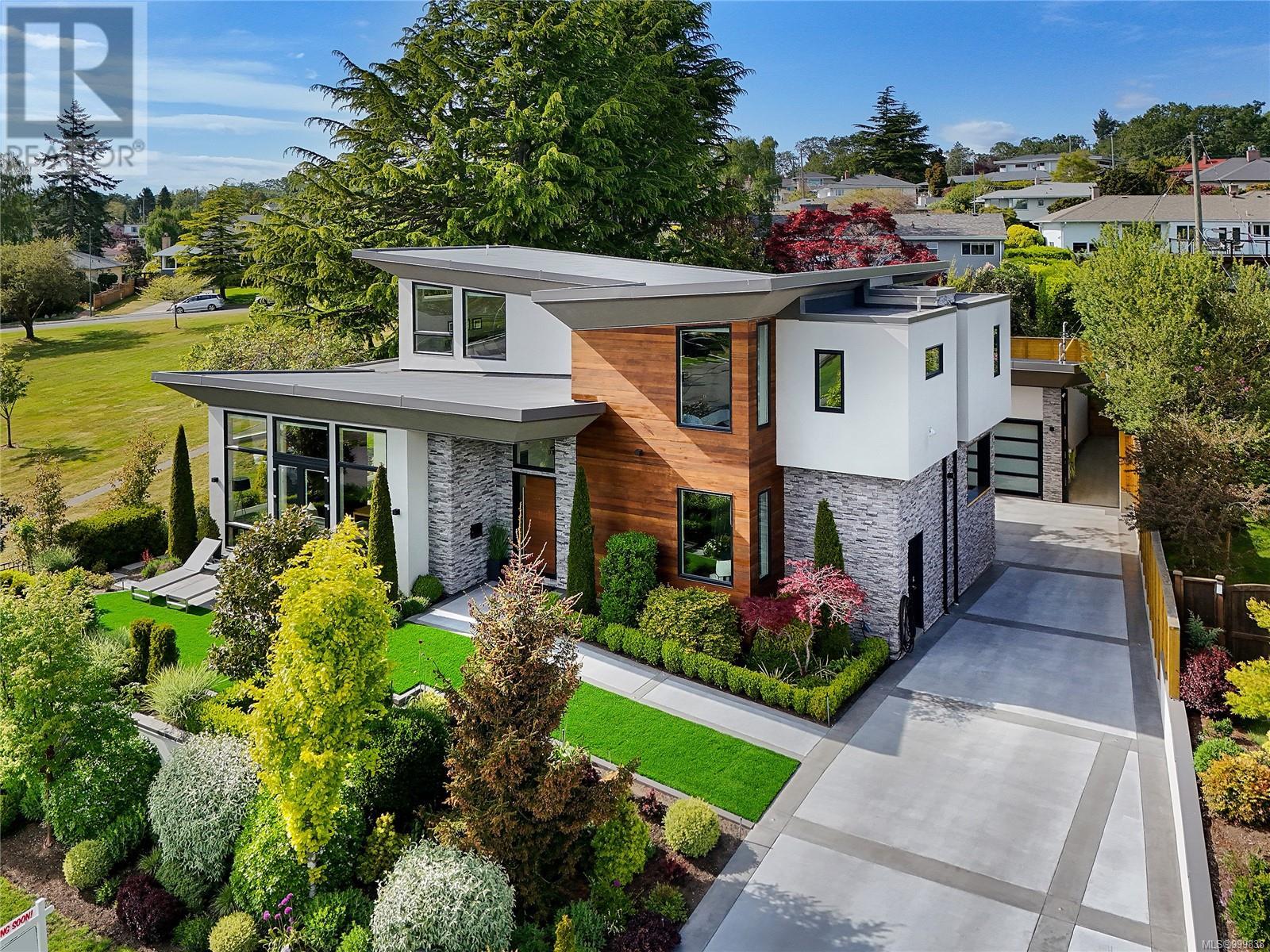 Photo 2 of 2324 Middowne Rd, Oak Bay BC