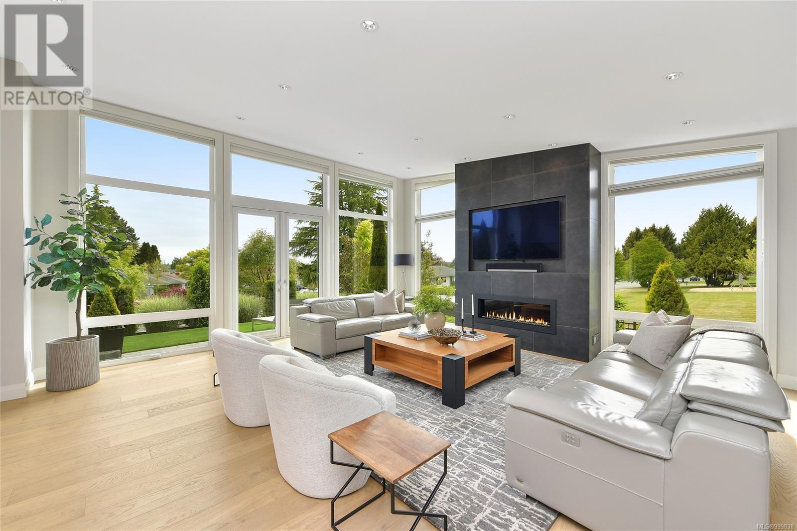 Photo 7 of 2324 Middowne Rd, Oak Bay BC