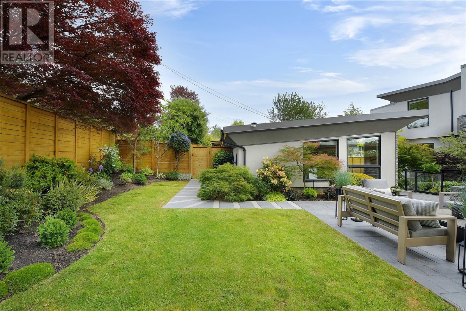 Photo 40 of 2324 Middowne Rd, Oak Bay BC