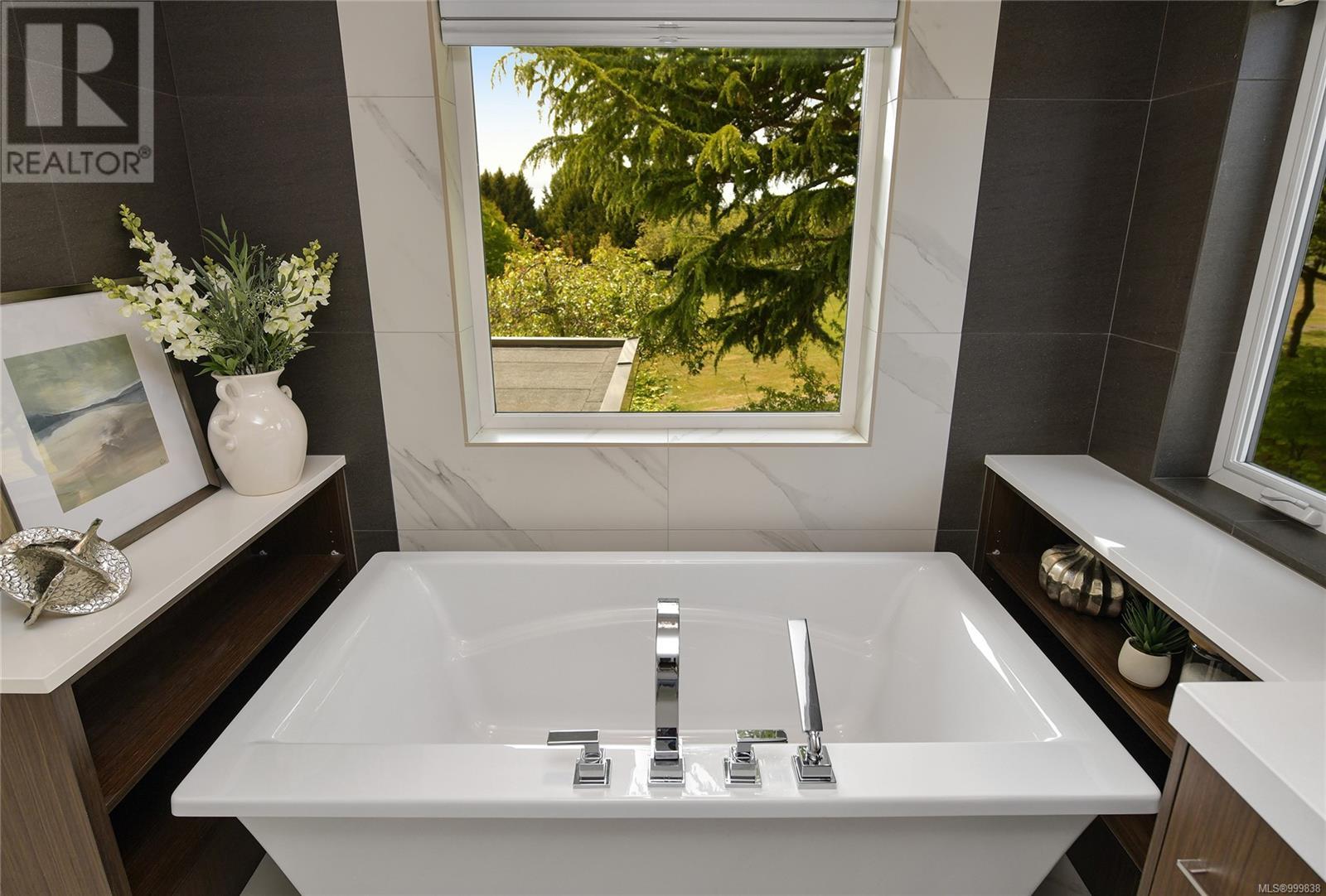  2324 Middowne Road, Oak Bay