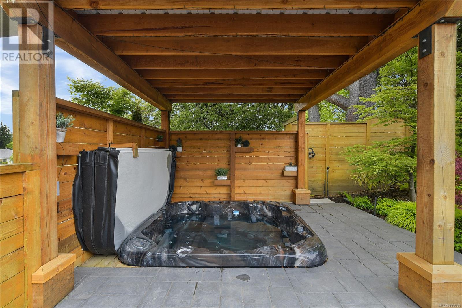 Photo 34 of 2324 Middowne Rd, Oak Bay BC