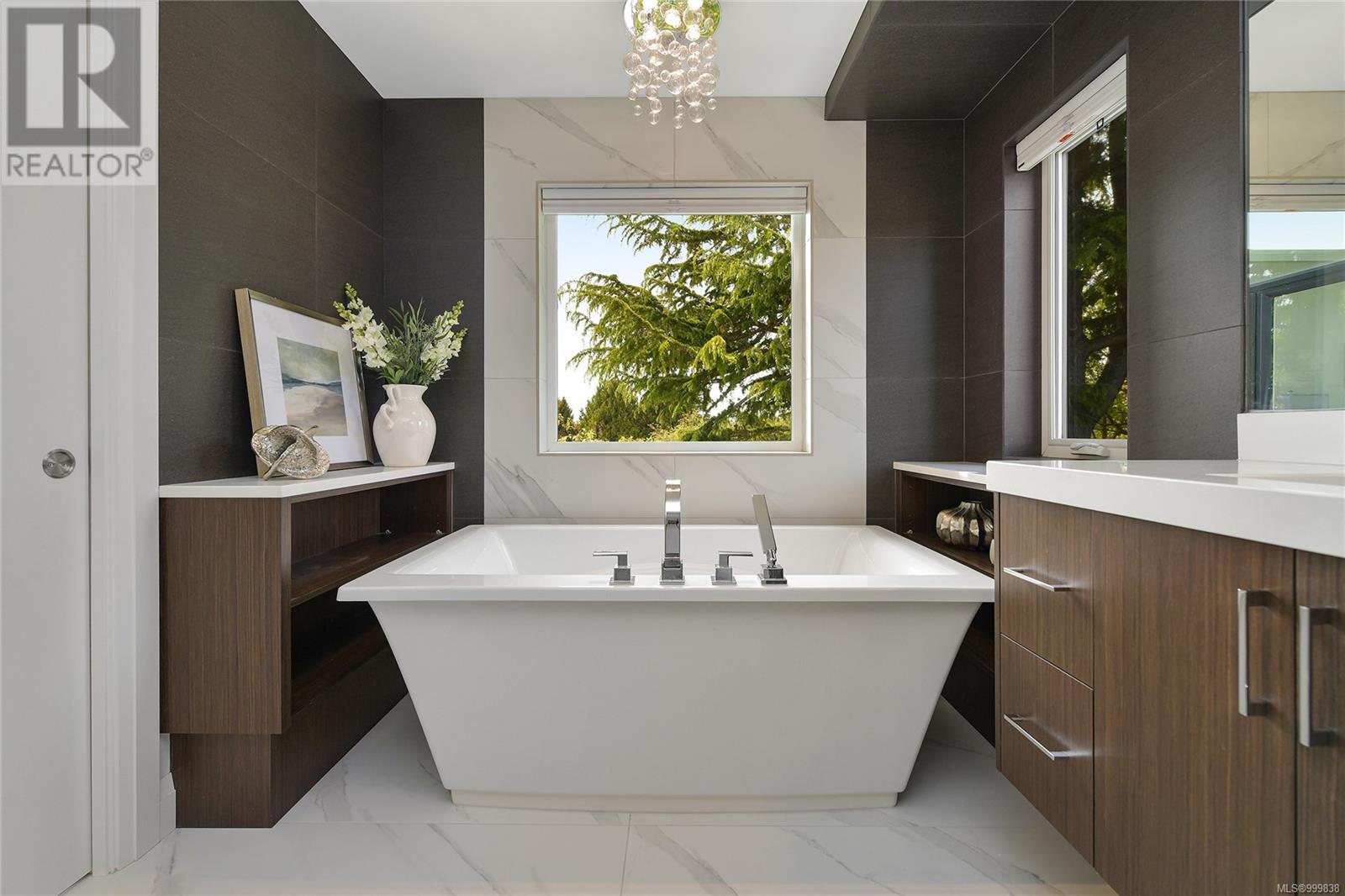  2324 Middowne Road, Oak Bay