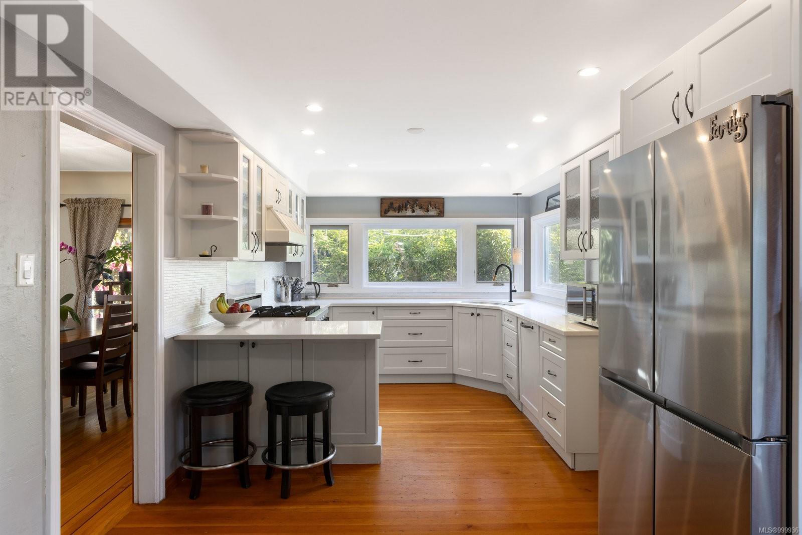  1030 Roslyn Road, Oak Bay