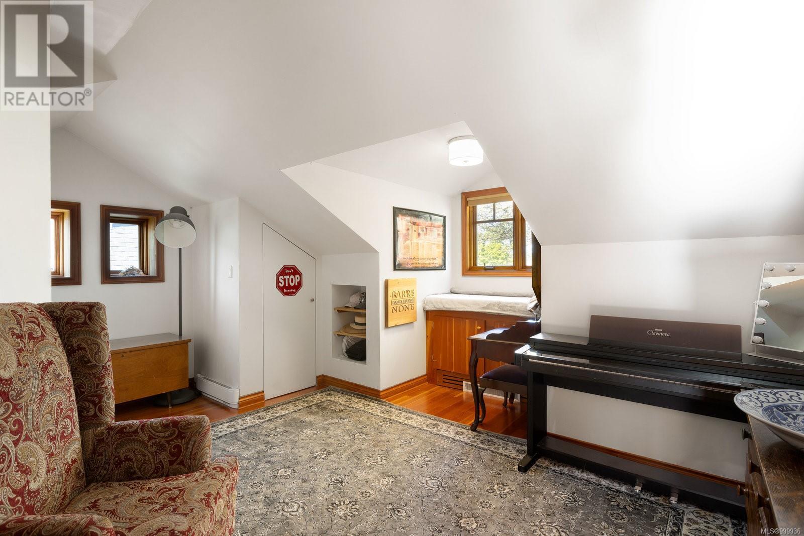  1030 Roslyn Road, Oak Bay