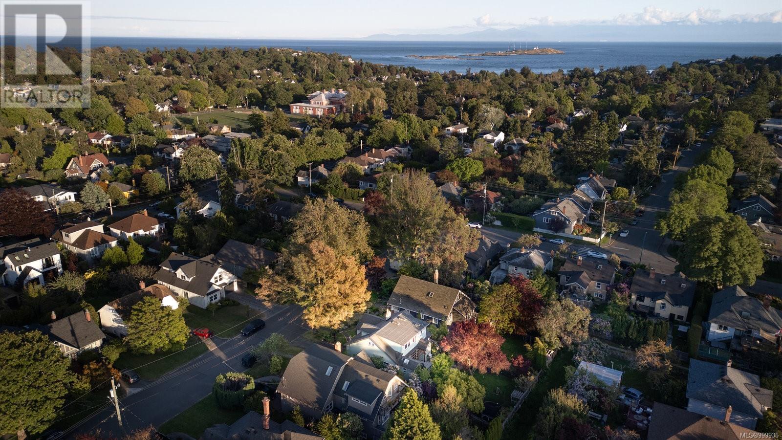  1030 Roslyn Road, Oak Bay