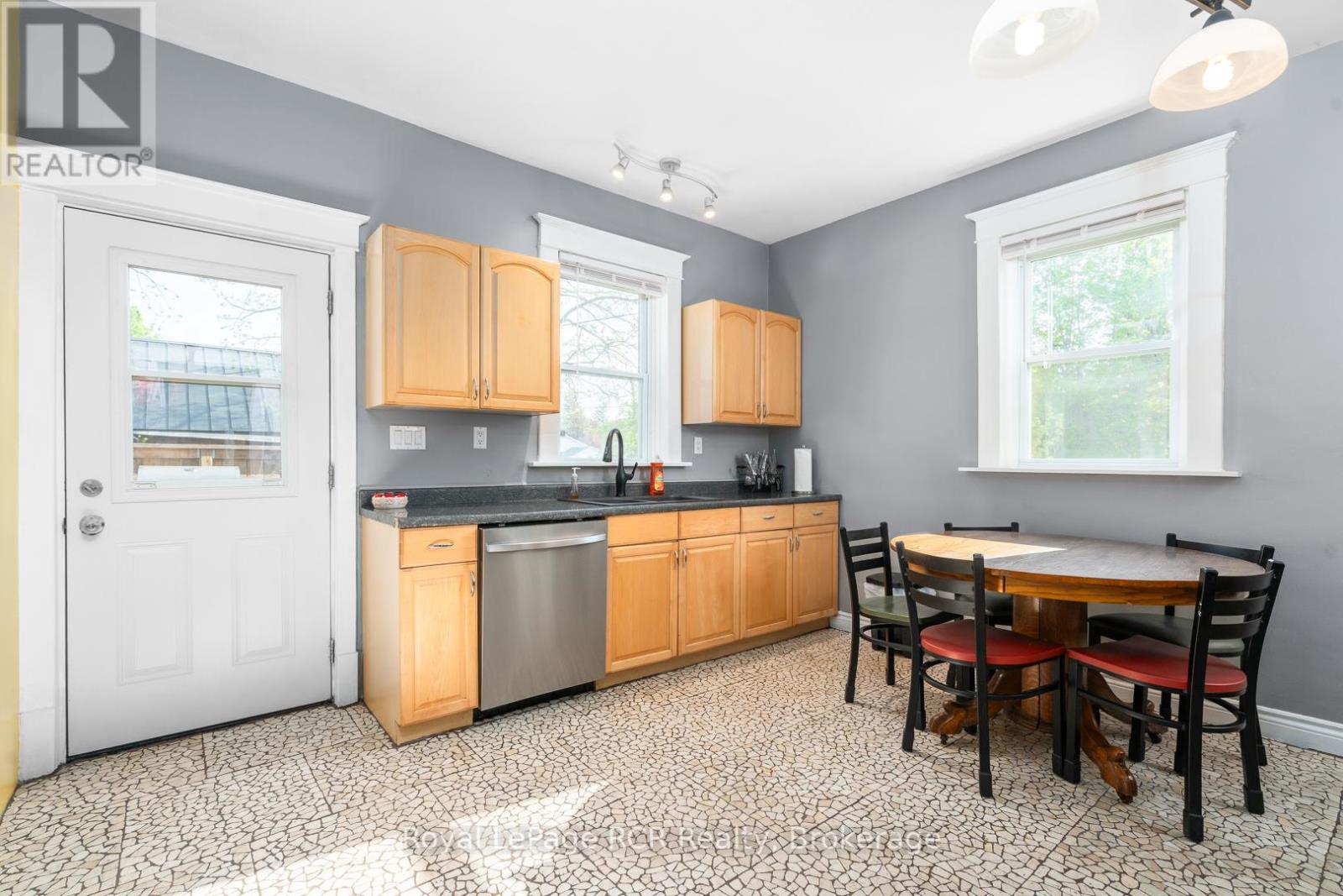 Photo 12 of 463 12 Th Street, Hanover ON