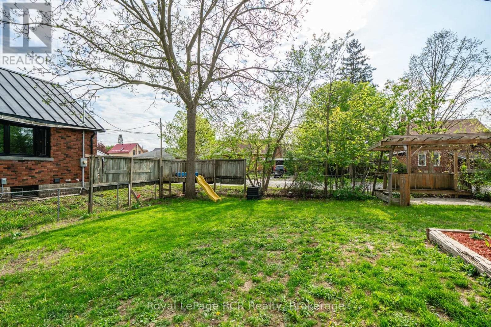 Photo 36 of 463 12 Th Street, Hanover ON