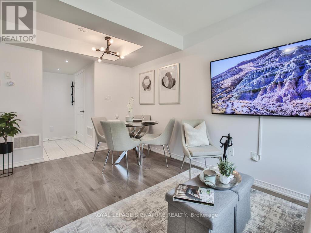 Photo 2 of 232 7 Applewood Lane, Toronto ON