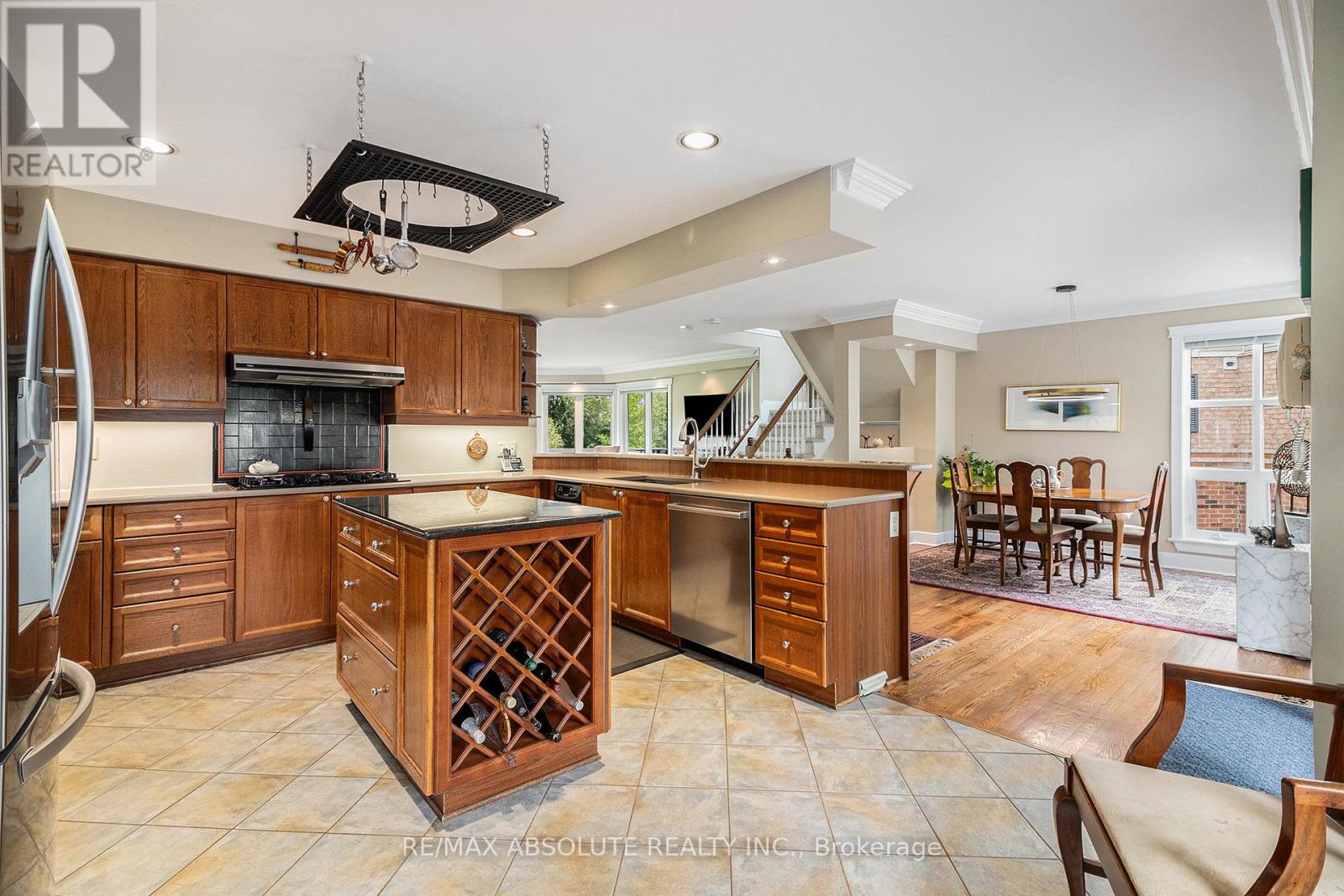 https://ddfcdn.realtor.ca/listing/TS638829860568400000/reb76/highres/9/x12153229_11.jpg