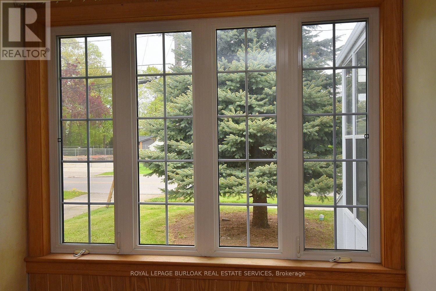 Photo 11 of 430 Queen Mary Drive, Oakville ON