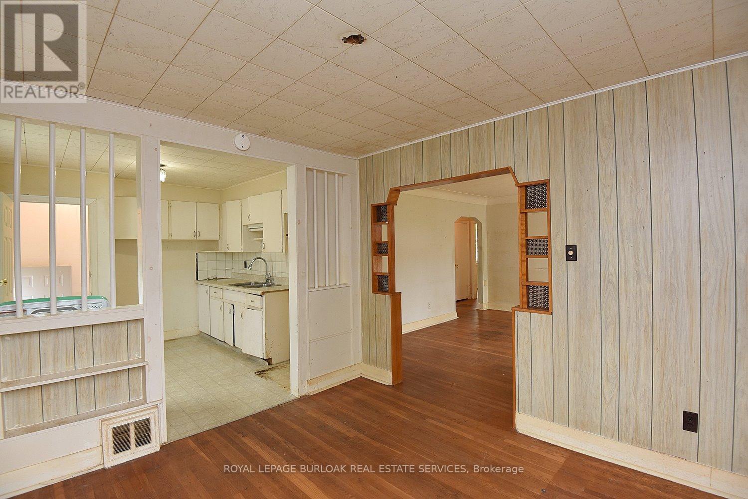 Photo 14 of 430 Queen Mary Drive, Oakville ON