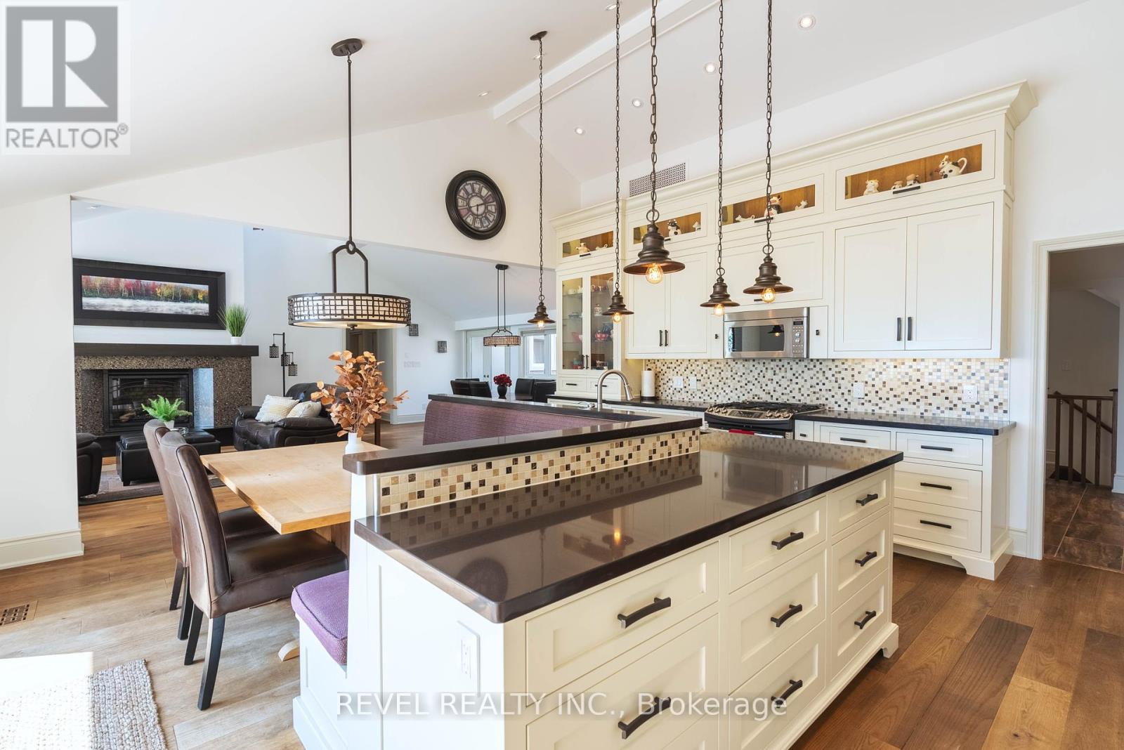 Photo 16 of 183 Lakeshore Road W, Oromedonte ON