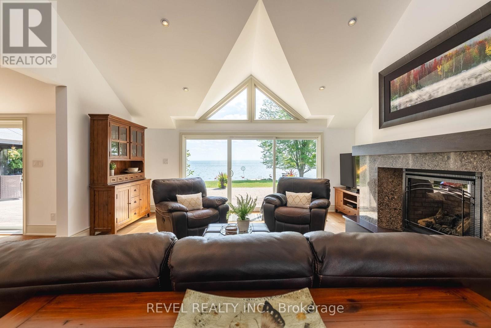Photo 6 of 183 Lakeshore Road W, Oromedonte ON