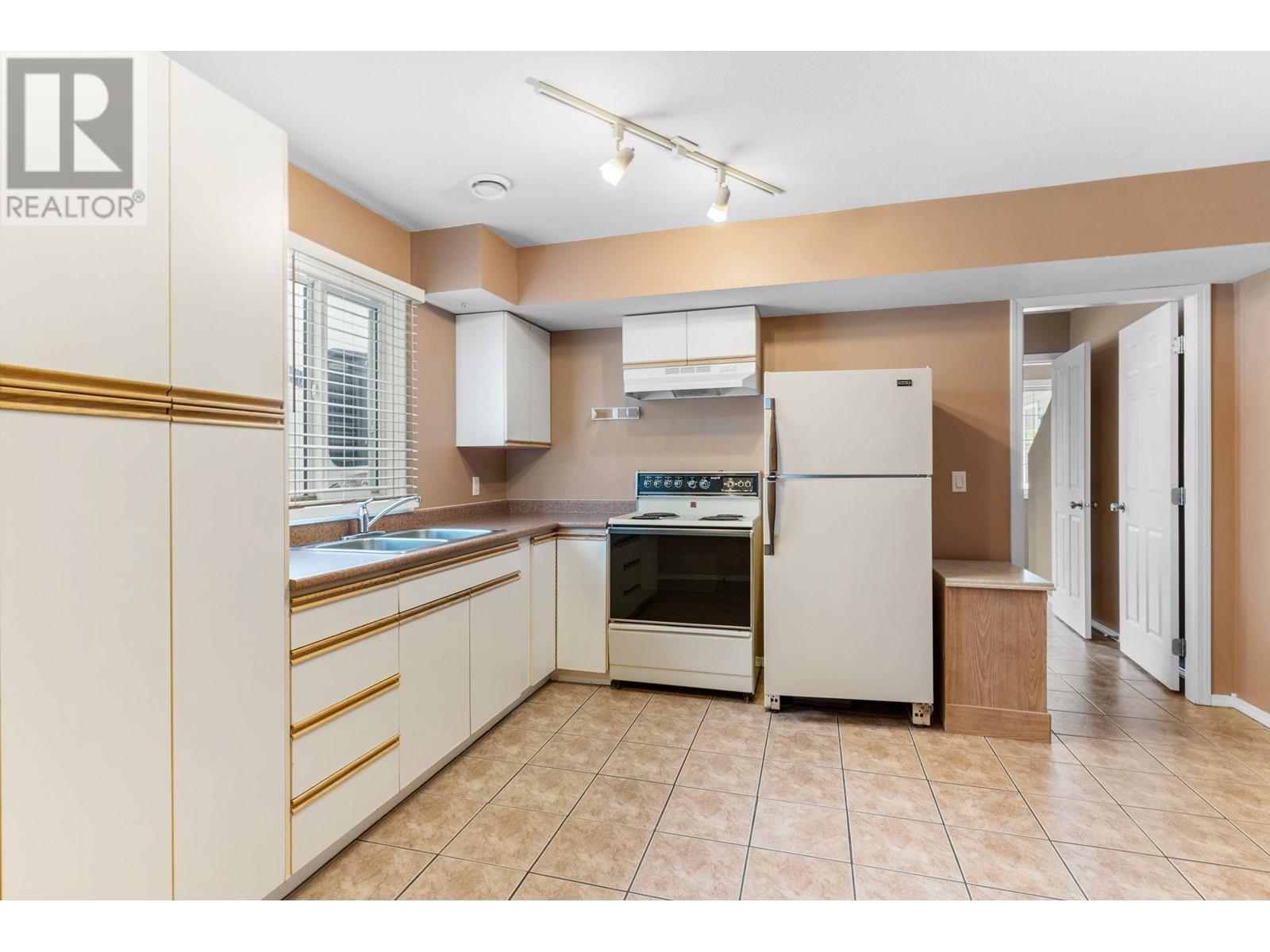  305 Snowsell Street North, Kelowna