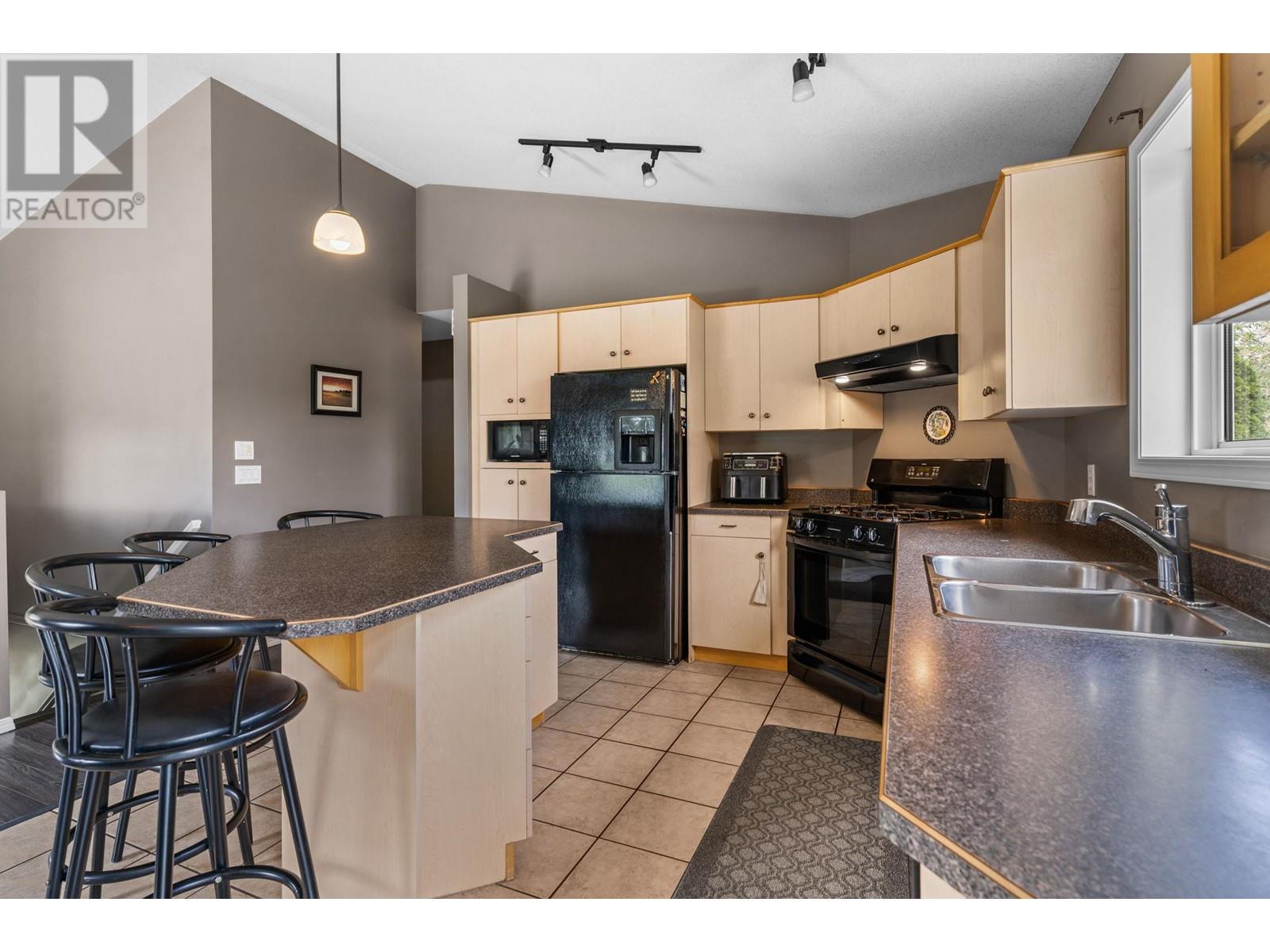  305 Snowsell Street North, Kelowna
