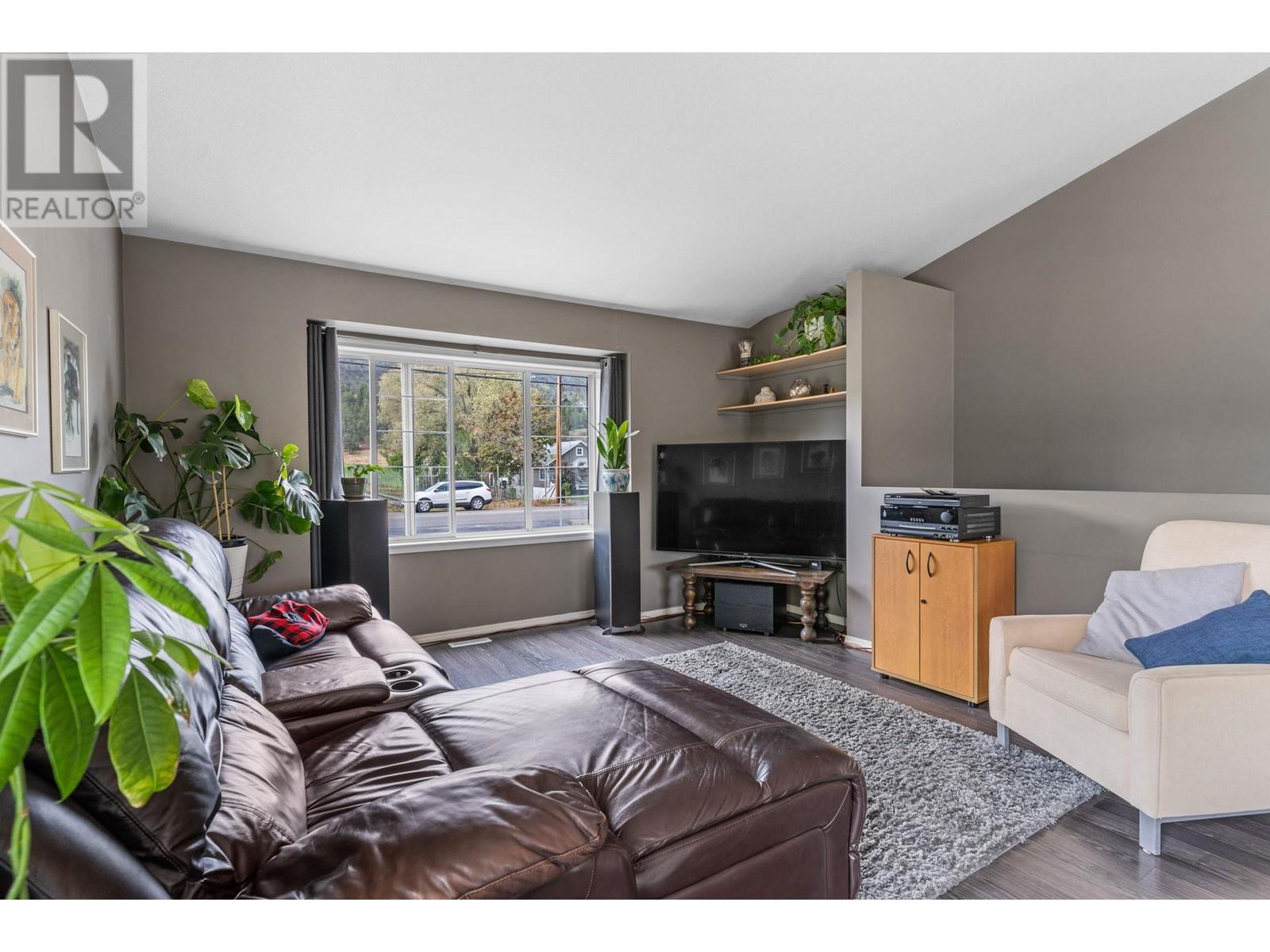  305 Snowsell Street North, Kelowna
