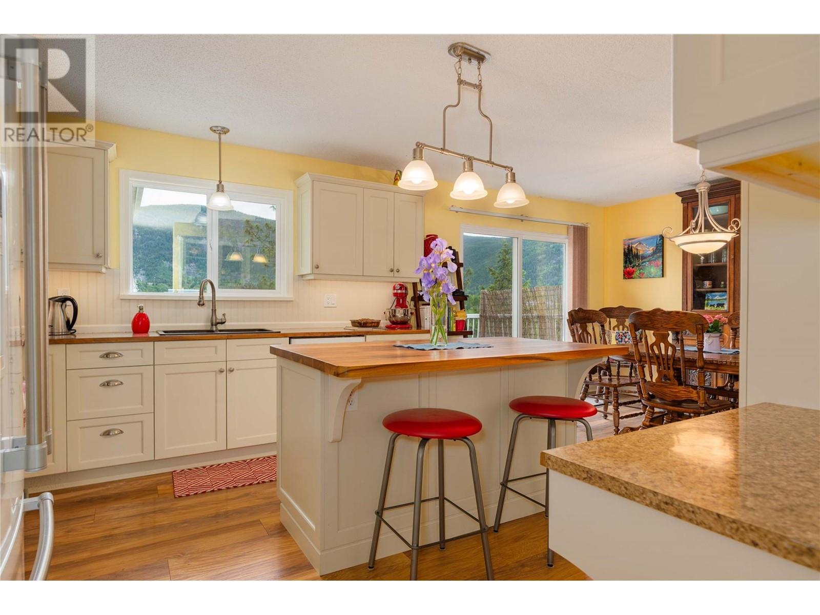1923 Riverside Crescent, Castlegar