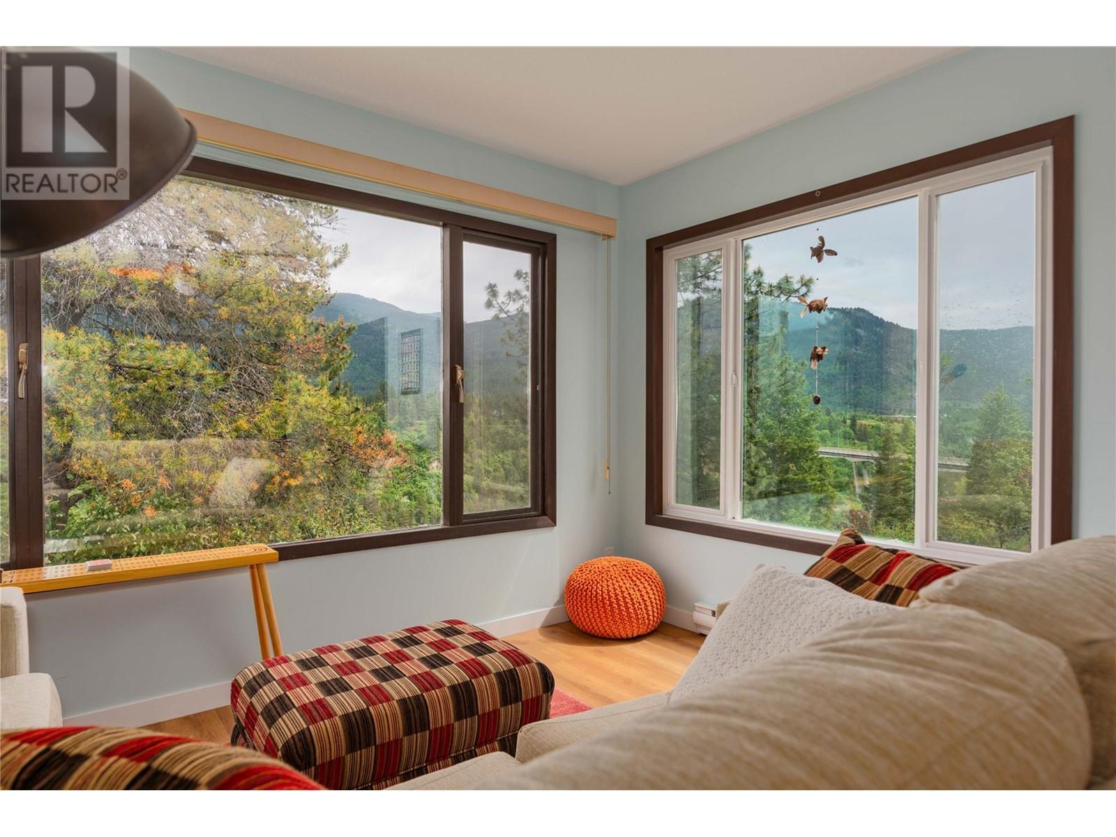 1923 Riverside Crescent, Castlegar