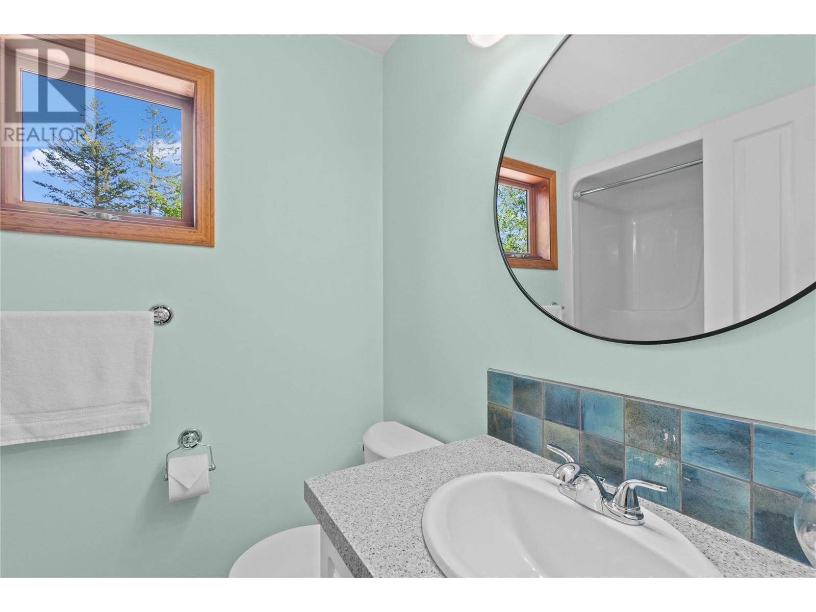  250 60 Street Northwest, Salmon Arm