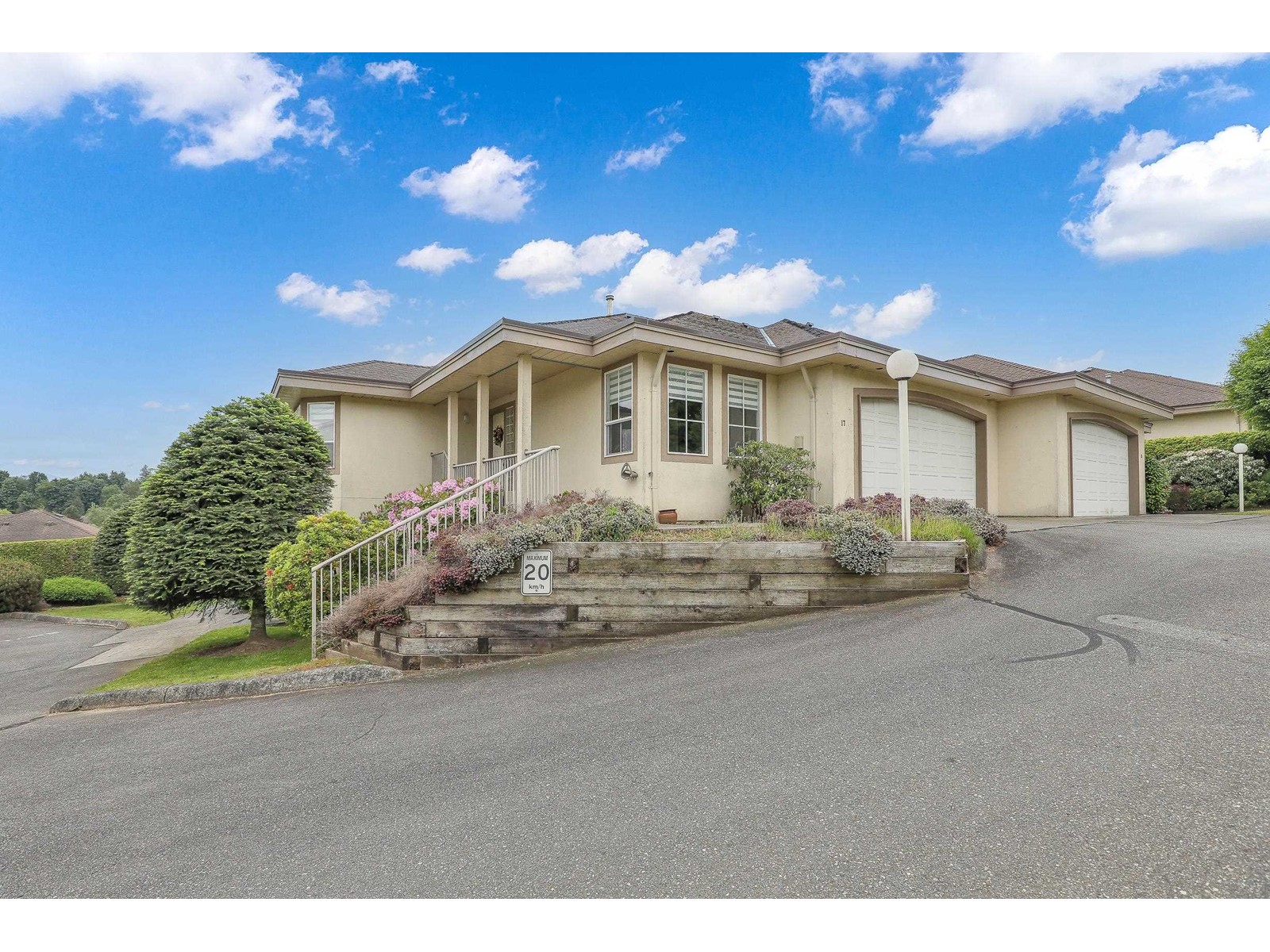 Photo 2 of 17 3354 Horn Street, Abbotsford BC