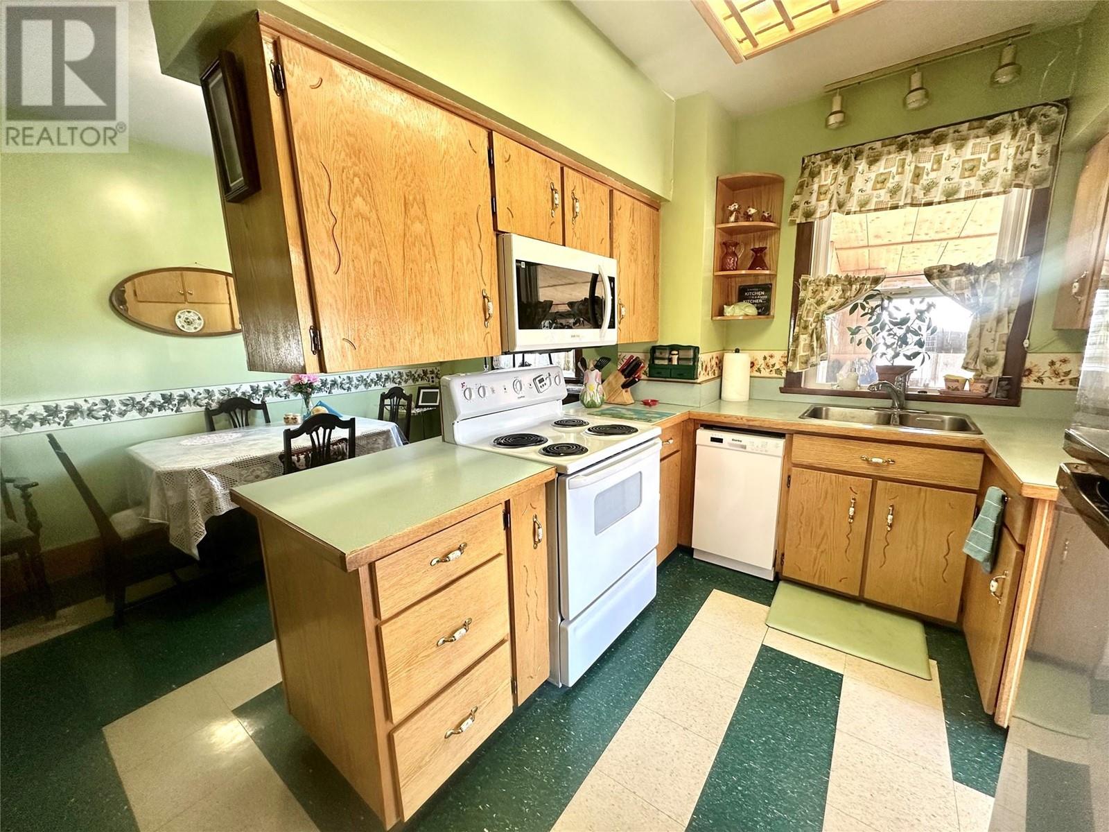  110 9th Avenue, Keremeos