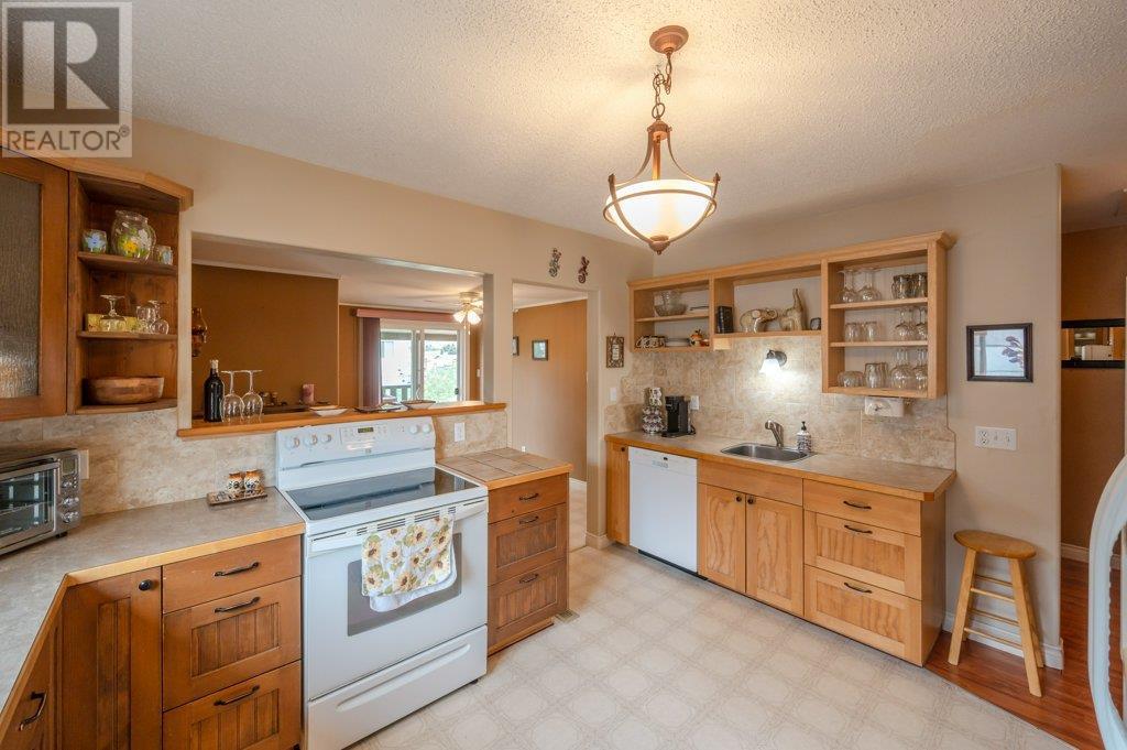  703 Similkameen Avenue, Oliver