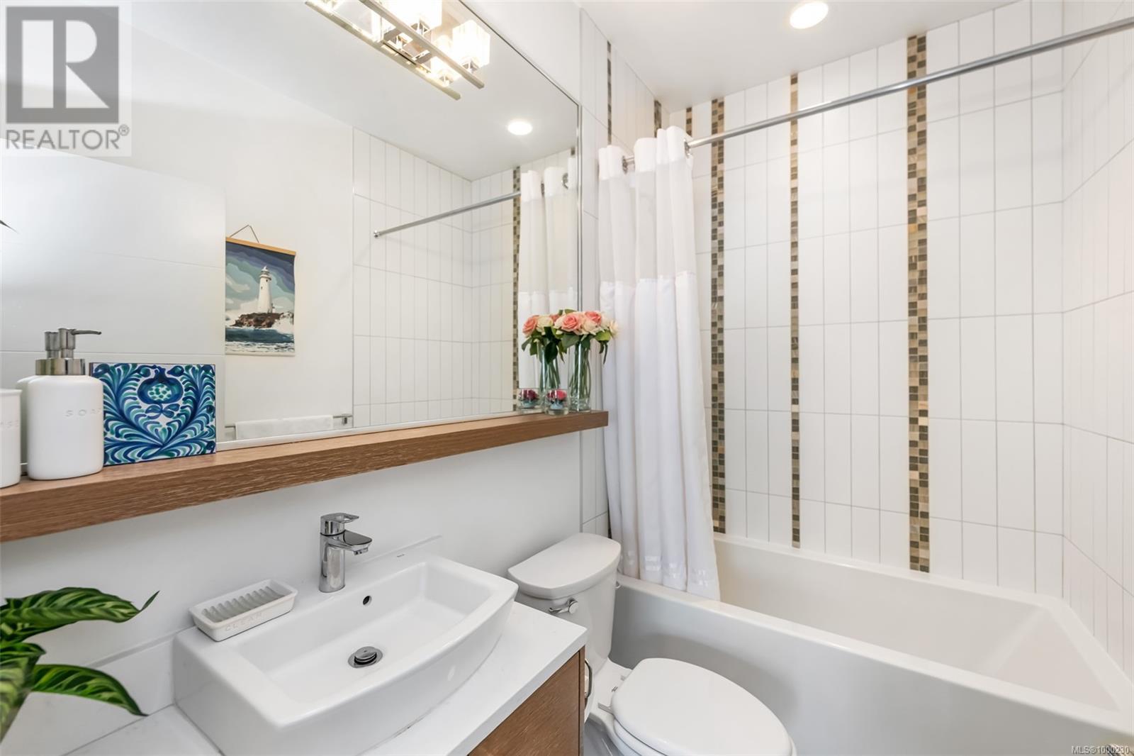 Photo 22 of 201 2580 Penrhyn St, Saanich BC