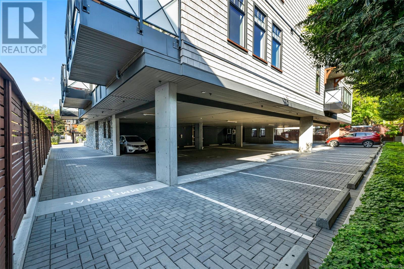 Photo 31 of 201 2580 Penrhyn St, Saanich BC