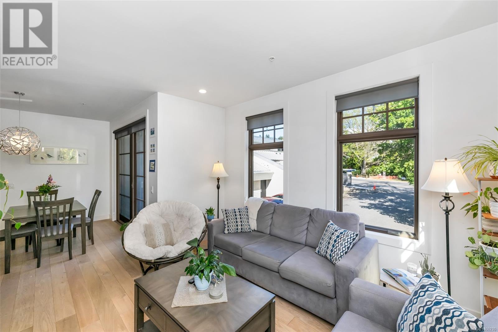 Photo 4 of 201 2580 Penrhyn St, Saanich BC
