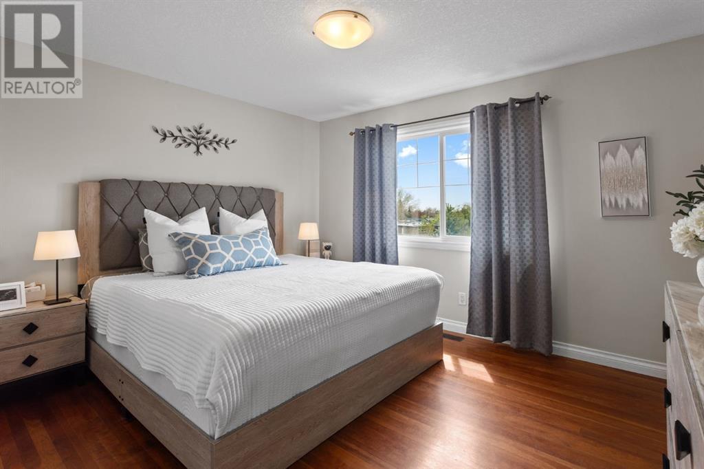 Single Family House 4 Level for Sale in  Dover Mews SE Dover Calgary 