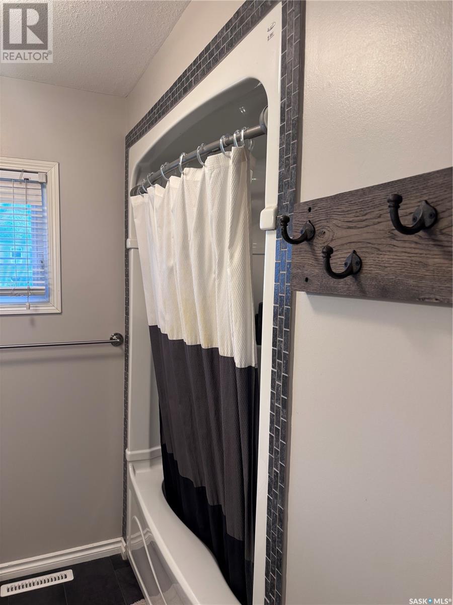 Photo 13 of 377 8th Avenue Nw, Swift Current SK