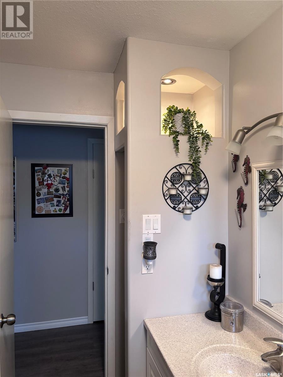 Photo 14 of 377 8th Avenue Nw, Swift Current SK